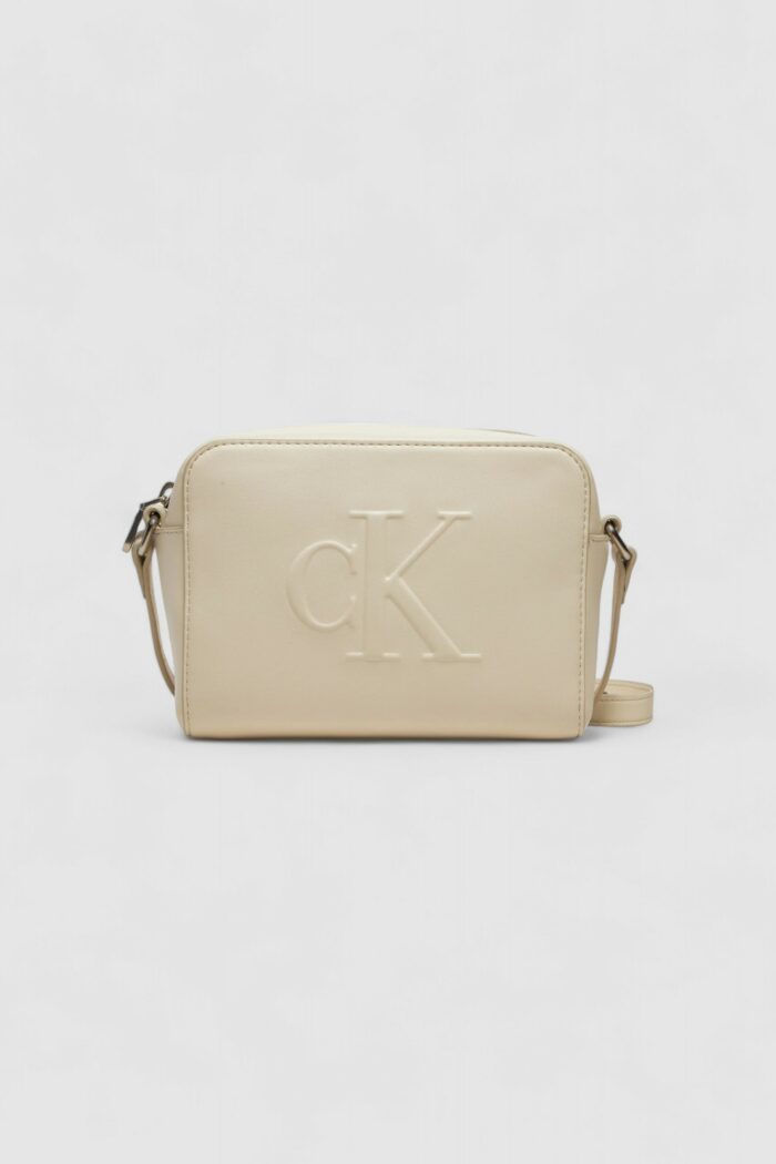 Borsa Calvin Klein SCULPTED CAMERA BAG DEBOSS Panna