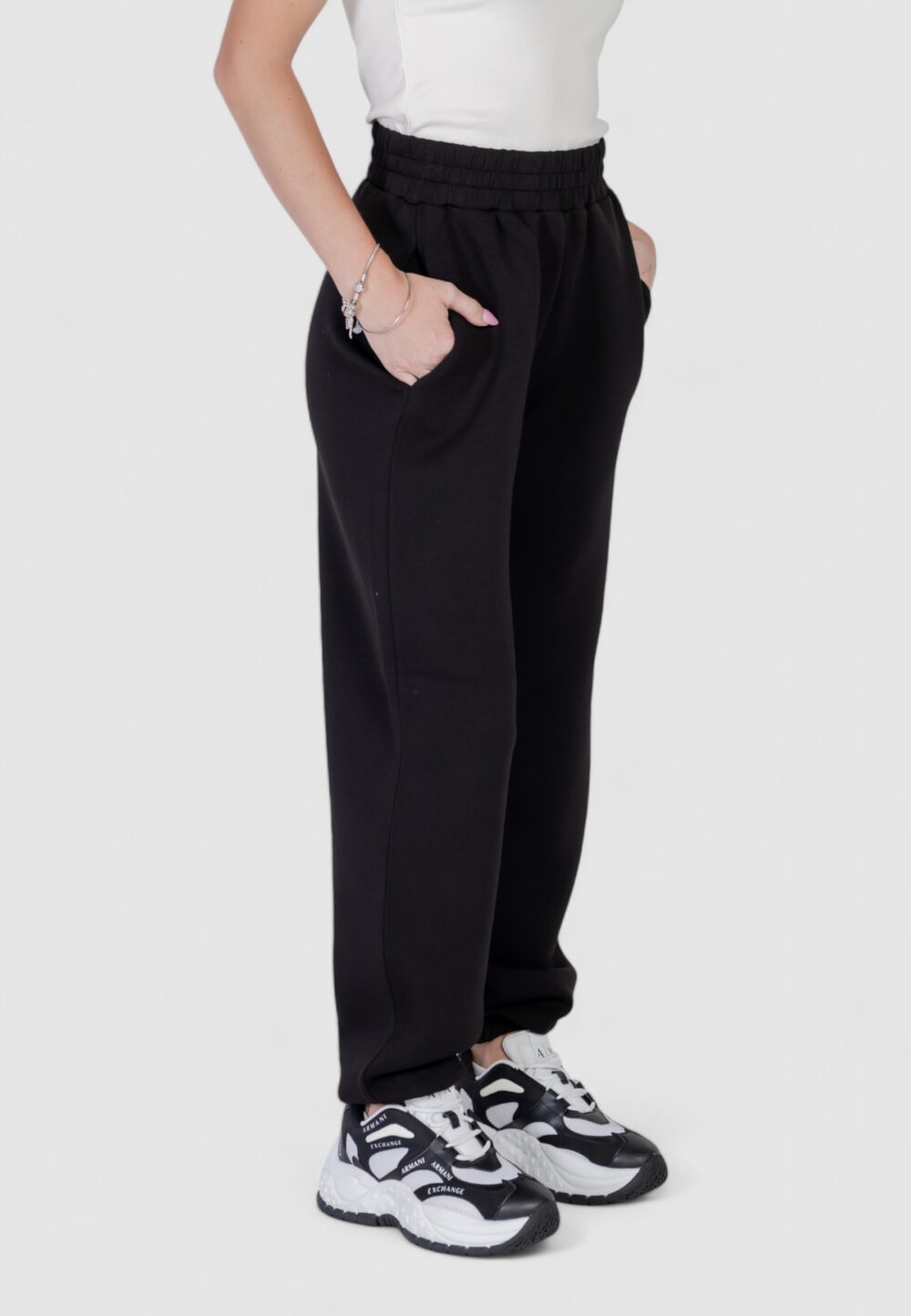 Pantaloni sportivi Guess Active CECILIA SCUBA JOGGER Nero - Foto 3