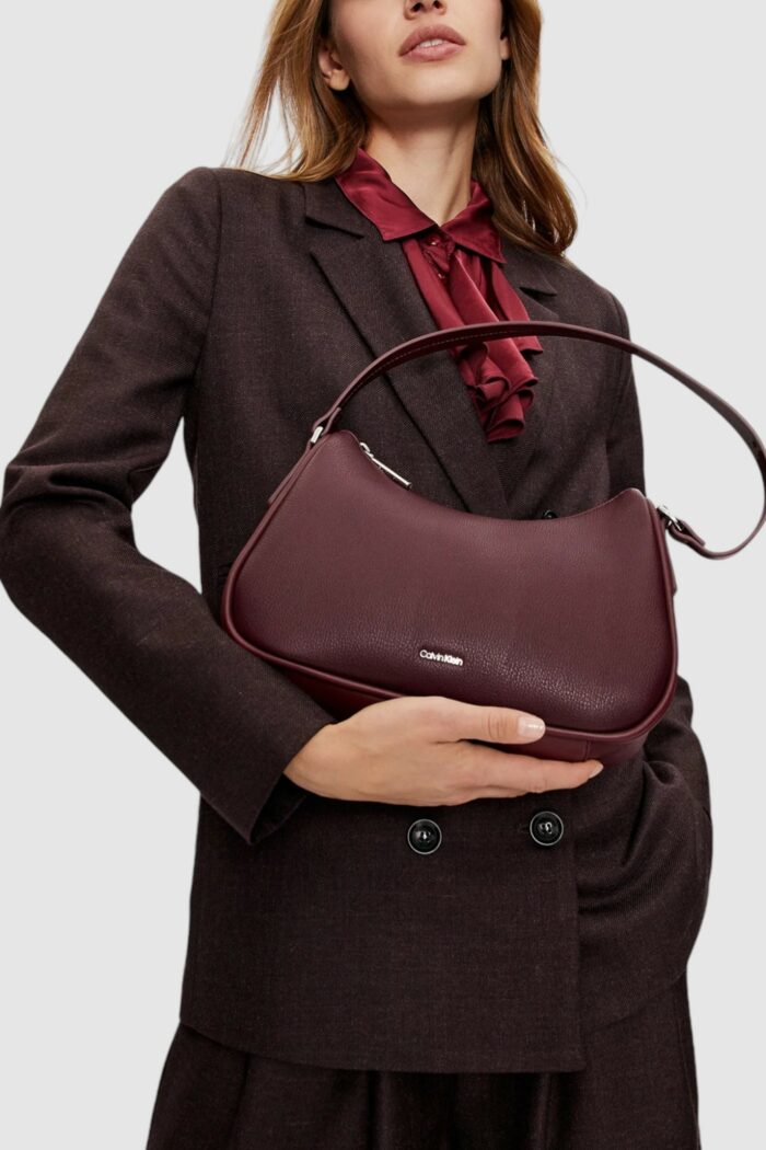 Borsa Calvin Klein CK REFINE SHOULDER BAG Bordeaux