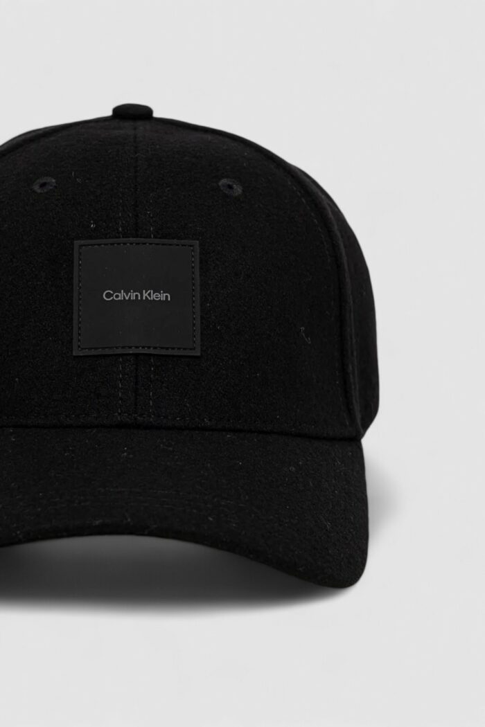 Cappello con visiera Calvin Klein WOOL BB CAP Nero