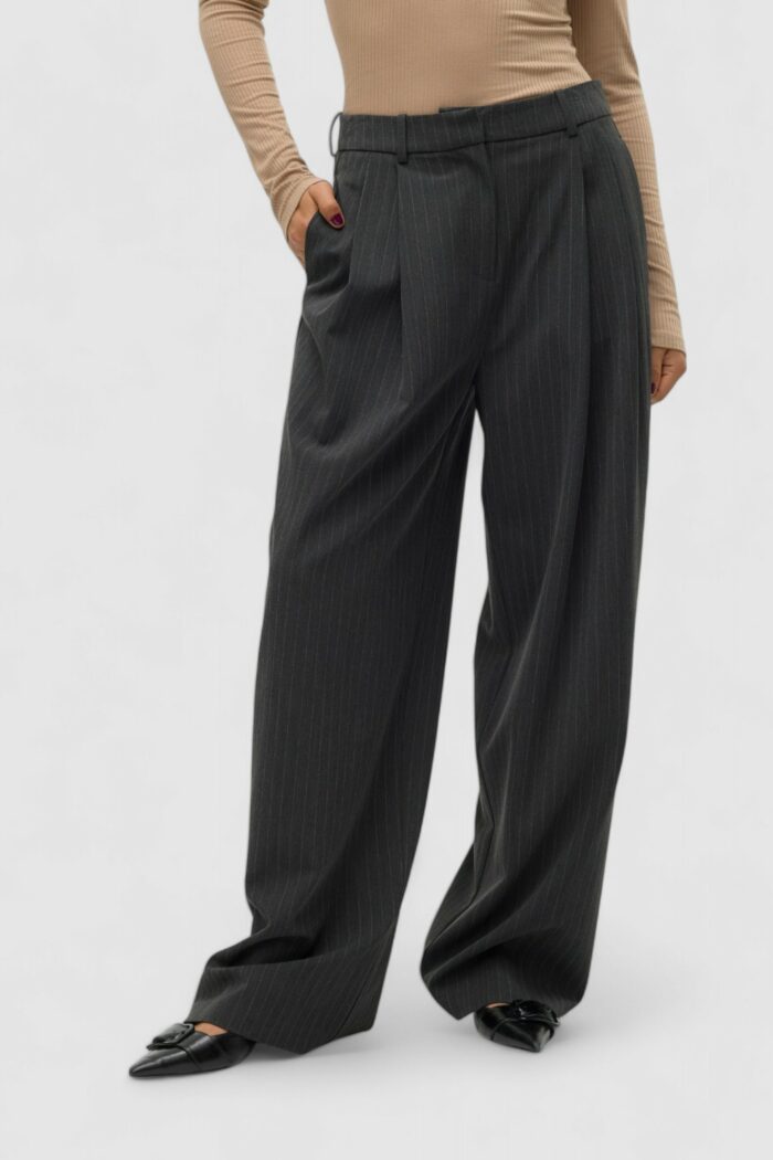 Pantaloni a palazzo Vero Moda VMSILJE MW WIDE PINSTRIPE PANTS Grigio Scuro