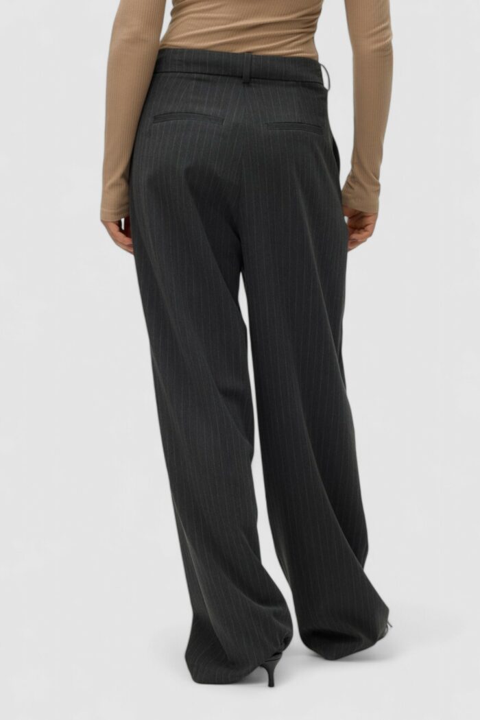 Pantaloni a palazzo Vero Moda VMSILJE MW WIDE PINSTRIPE PANTS Grigio Scuro