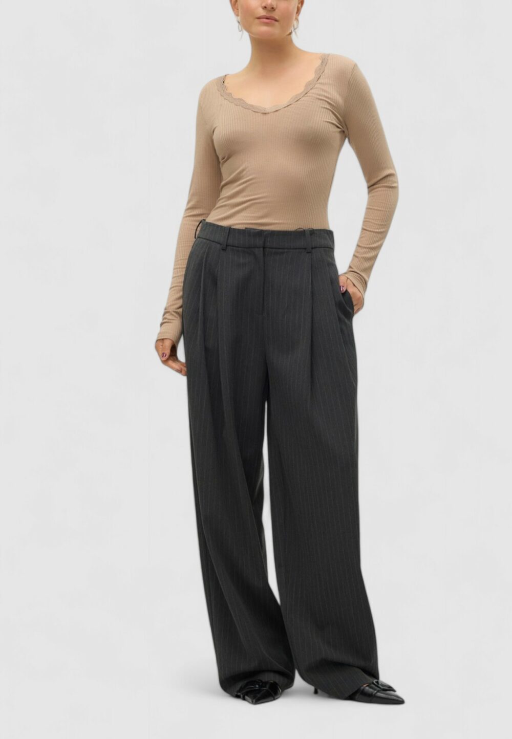 Pantaloni a palazzo Vero Moda VMSILJE MW WIDE PINSTRIPE PANTS Grigio Scuro - Foto 3