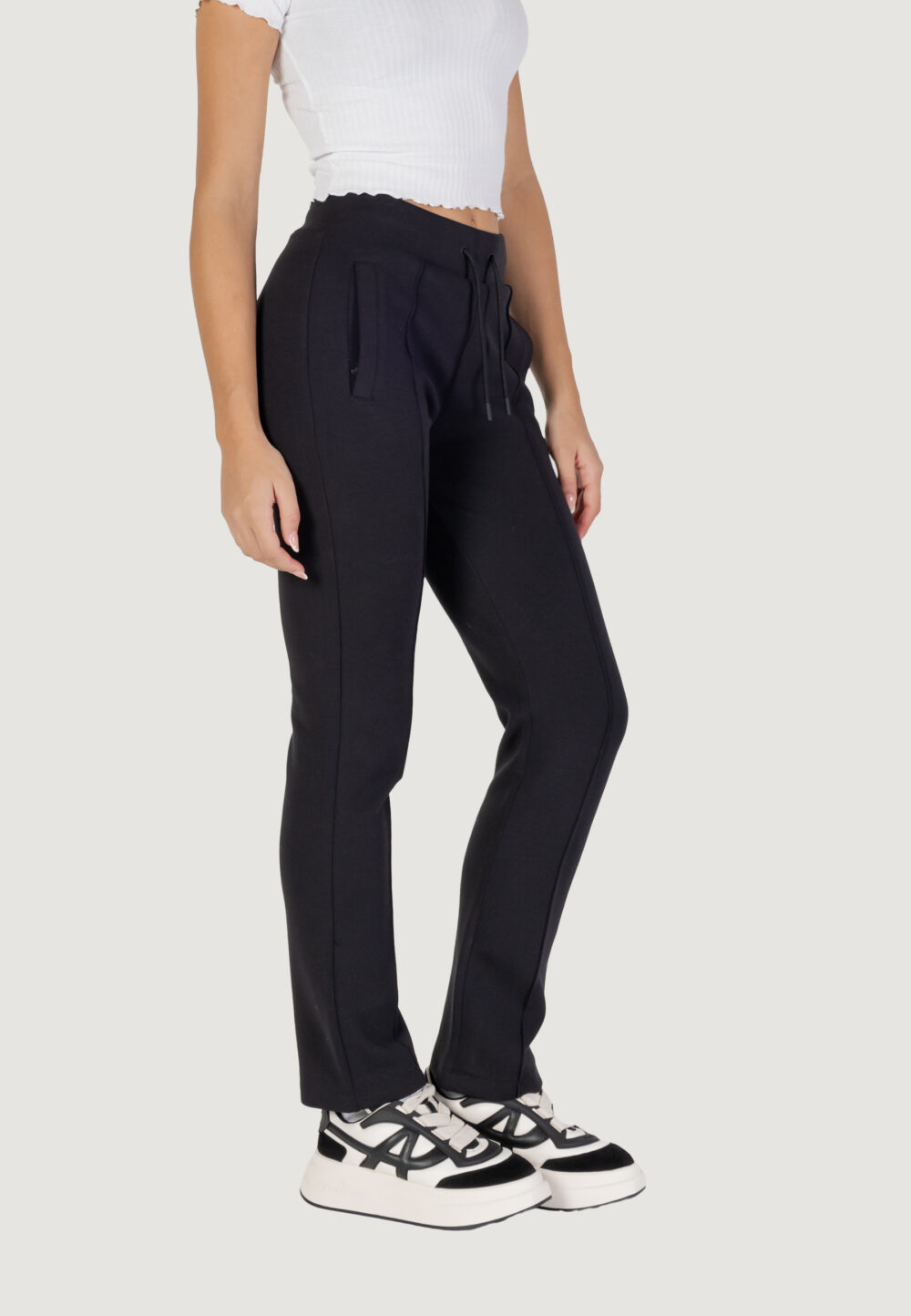 Pantaloni sportivi Guess Active ANN STRAIGHT Nero - Foto 3