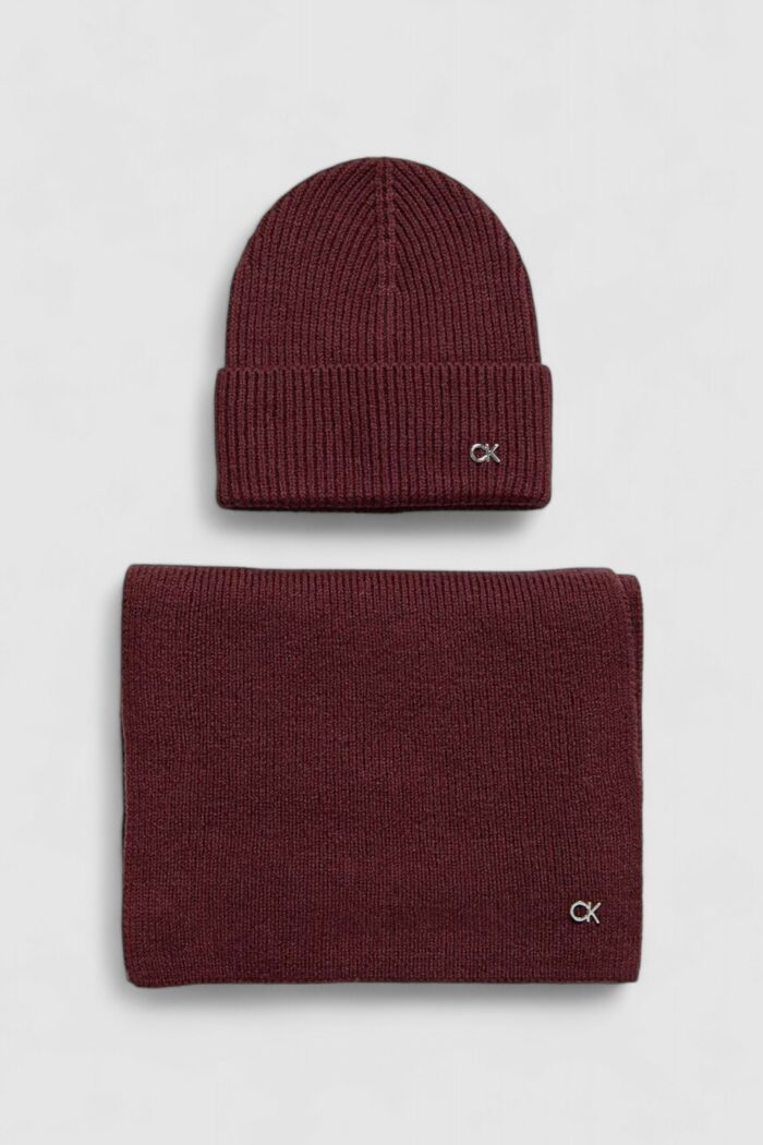 Sciarpa Calvin Klein CK METAL CHUNKY BEANIE & SCARF Bordeaux