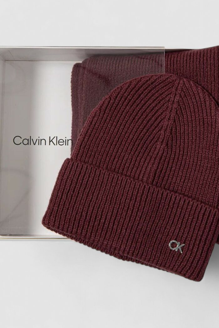 Sciarpa Calvin Klein CK METAL CHUNKY BEANIE & SCARF Bordeaux