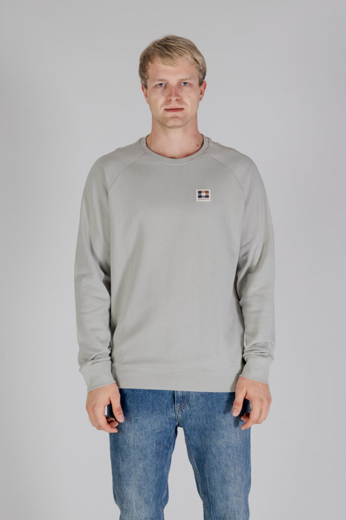 Felpa senza cappuccio Aquascutum ACTIVE PATCH CREWNECK Grigio