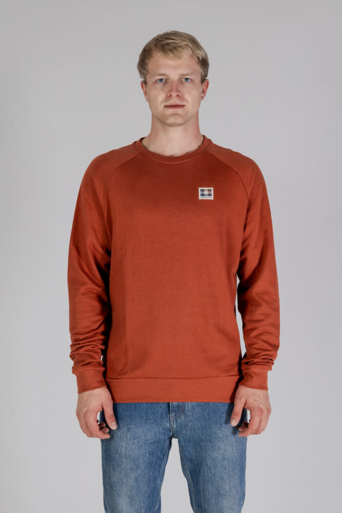 Felpa senza cappuccio Aquascutum ACTIVE PATCH CREWNECK Ruggine