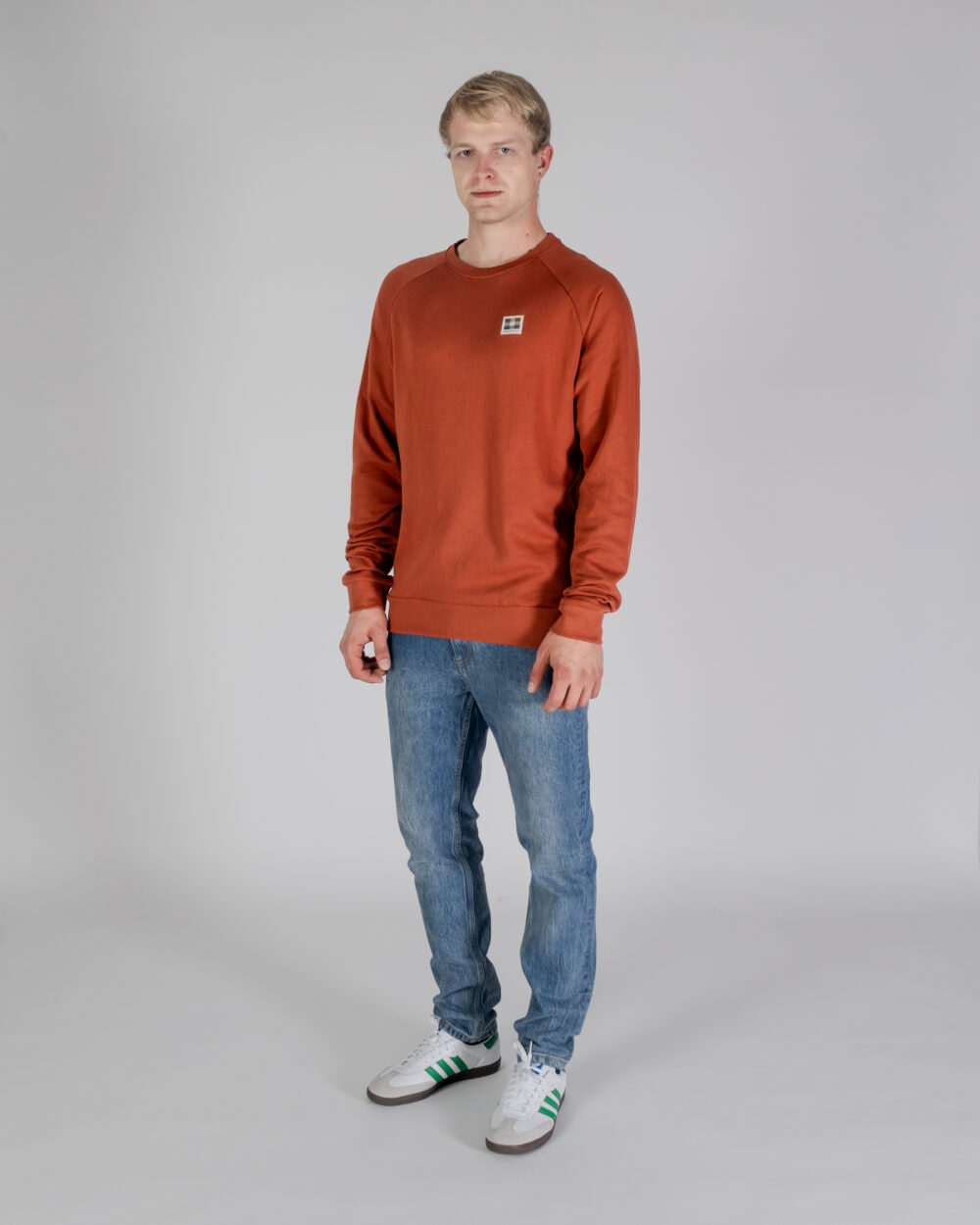 Felpa senza cappuccio Aquascutum ACTIVE PATCH CREWNECK Ruggine - Foto 3