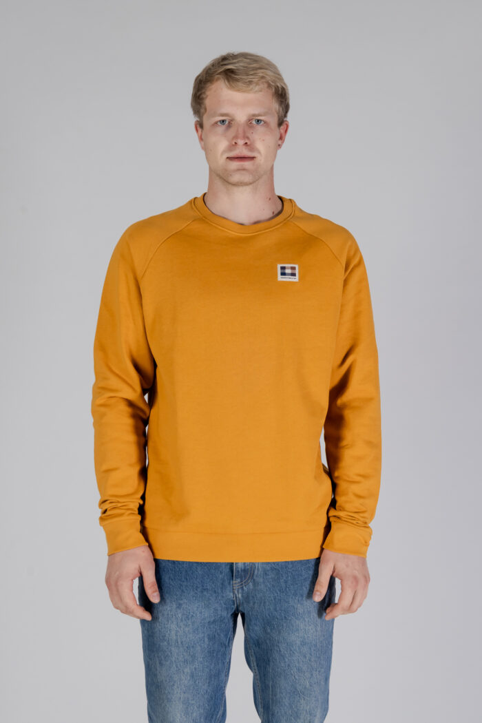 Felpa senza cappuccio Aquascutum ACTIVE PATCH CREWNECK Senape