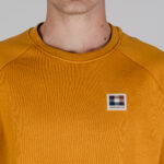 Felpa senza cappuccio Aquascutum ACTIVE PATCH CREWNECK Senape - Foto 2