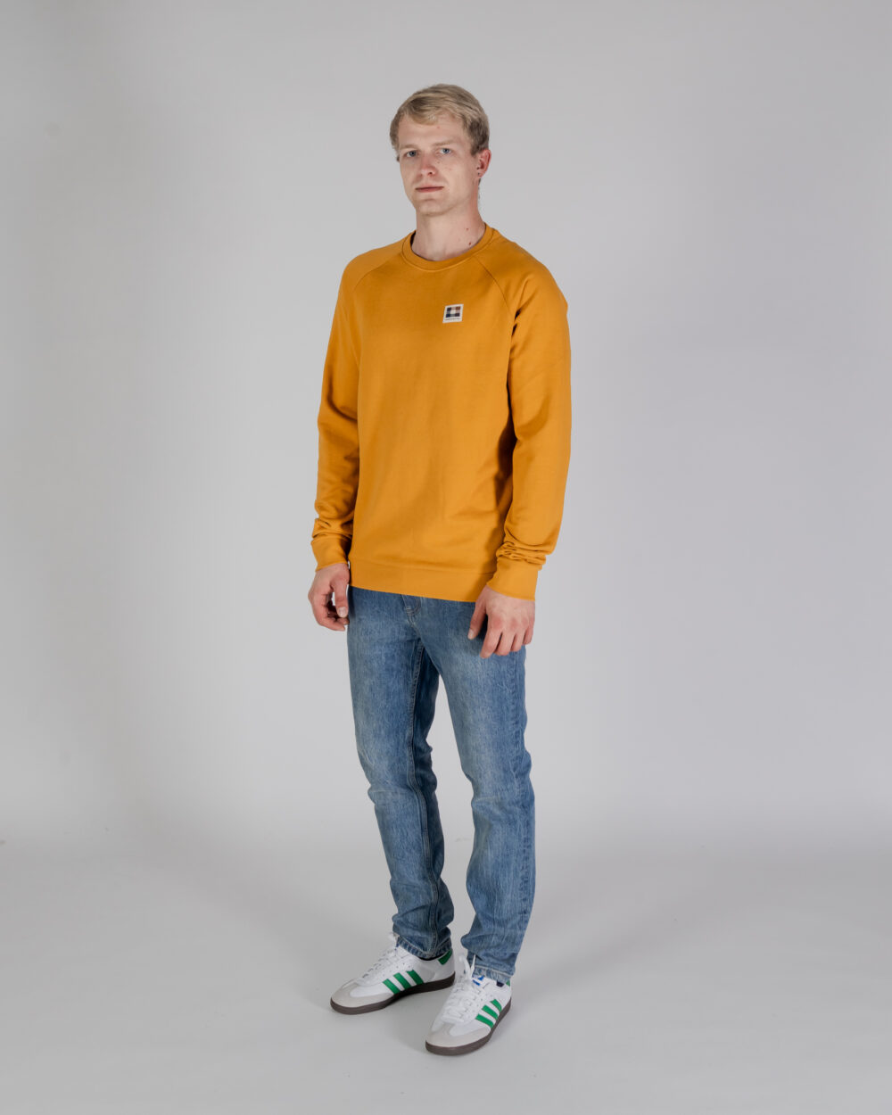 Felpa senza cappuccio Aquascutum ACTIVE PATCH CREWNECK Senape - Foto 3