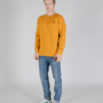 Felpa senza cappuccio Aquascutum ACTIVE SMALL LOGO CREWNECK Senape - Foto 2