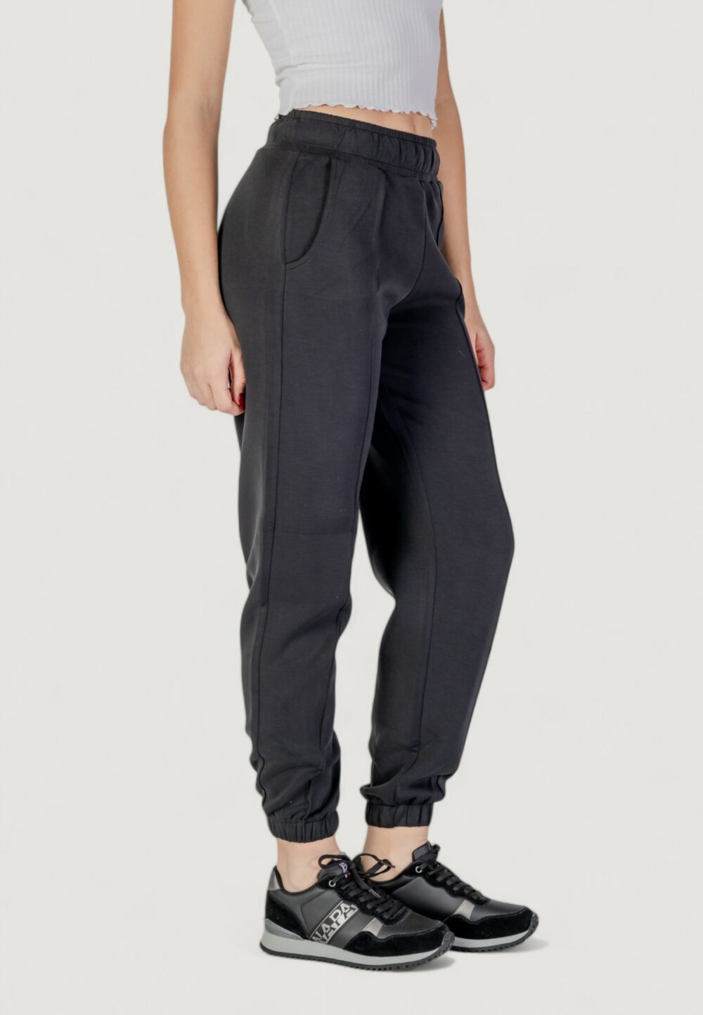 Pantaloni sportivi Guess Active OLYMPE JOGGER Nero - Foto 3