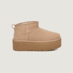 Stivali UGG CLASSIC ULTRA MINI PLATFORM Beige chiaro - Foto 1