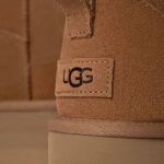 Stivali UGG CLASSIC ULTRA MINI PLATFORM Beige scuro - Foto 3