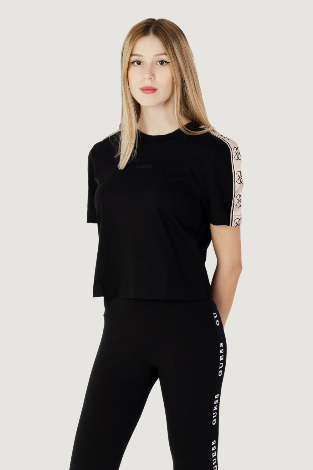 T-shirt Guess Active BRITNEY CROP TEE Nero - Foto 1