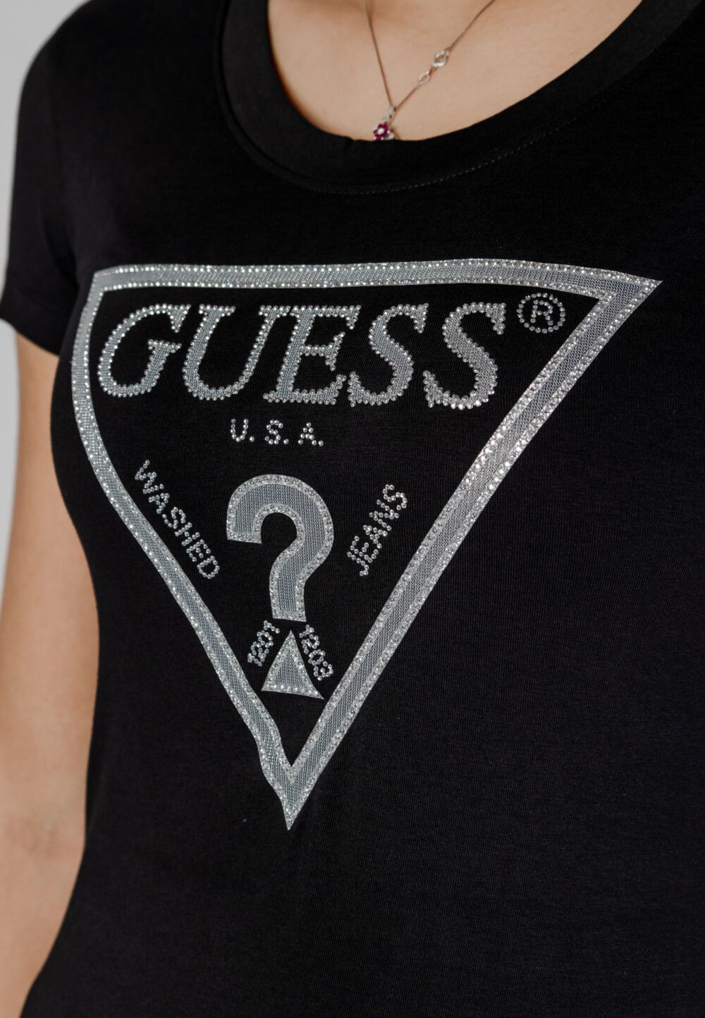 T-shirt Guess SS CN SHINY TRIANGLE Nero - Foto 4