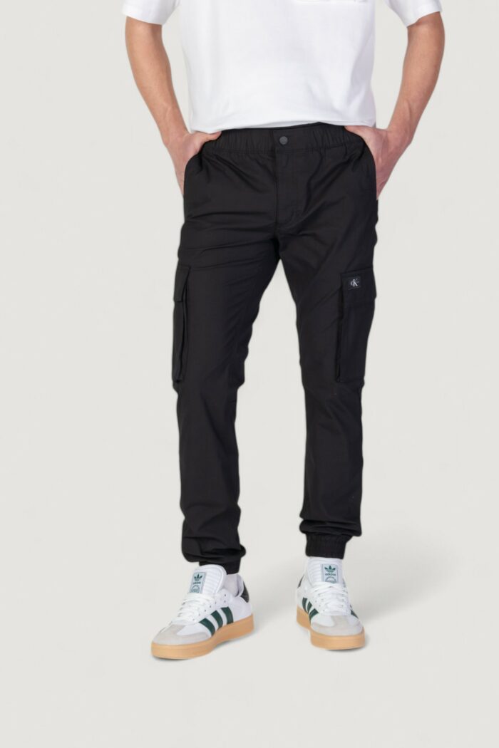 Pantaloni tapered Calvin Klein CARGO Nero