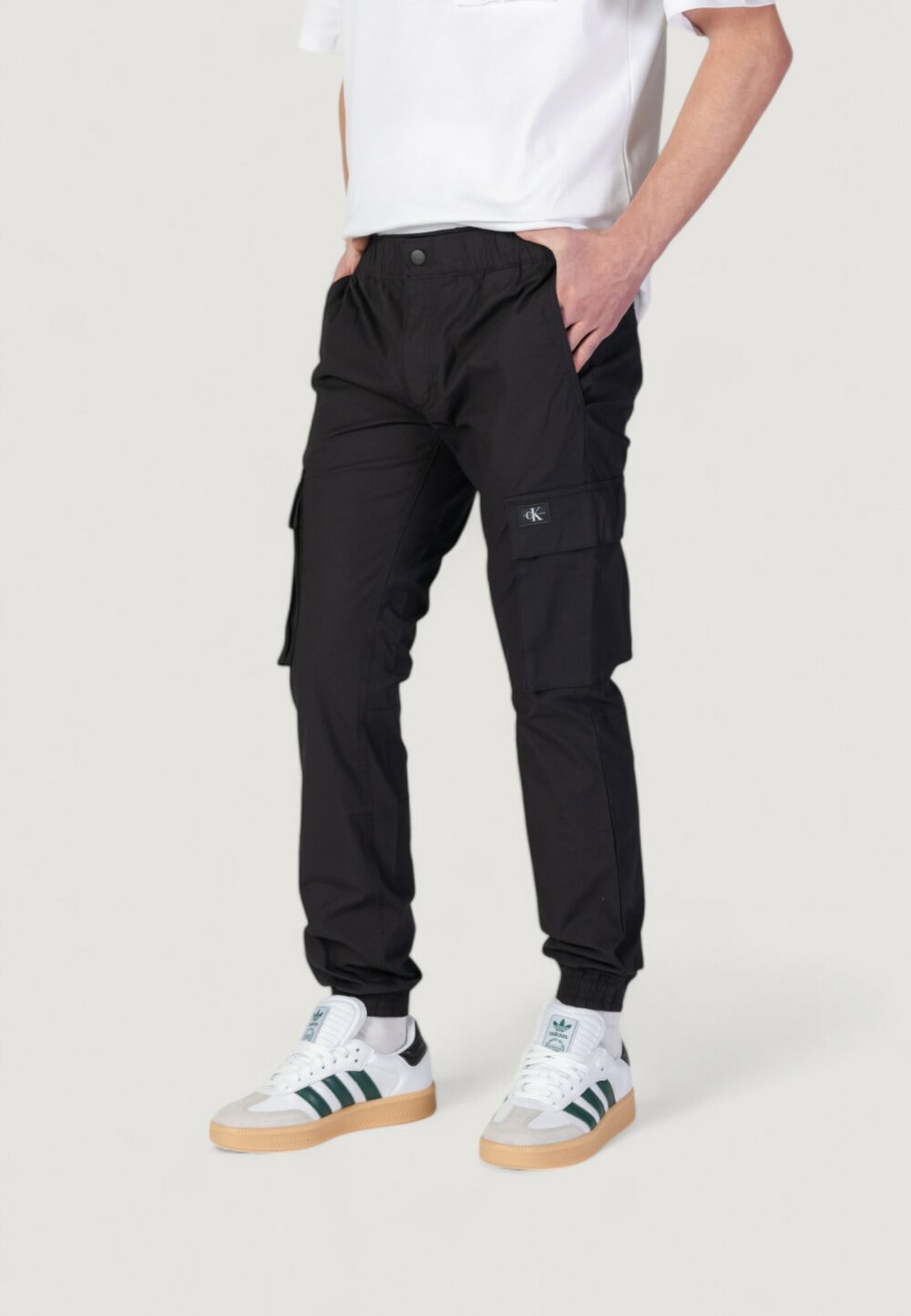 Pantaloni tapered Calvin Klein Jeans CARGO Nero - Foto 3