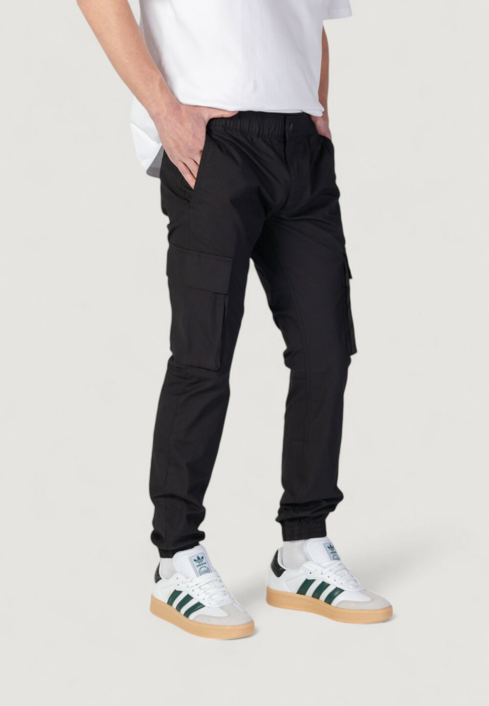 Pantaloni tapered Calvin Klein Jeans CARGO Nero - Foto 4