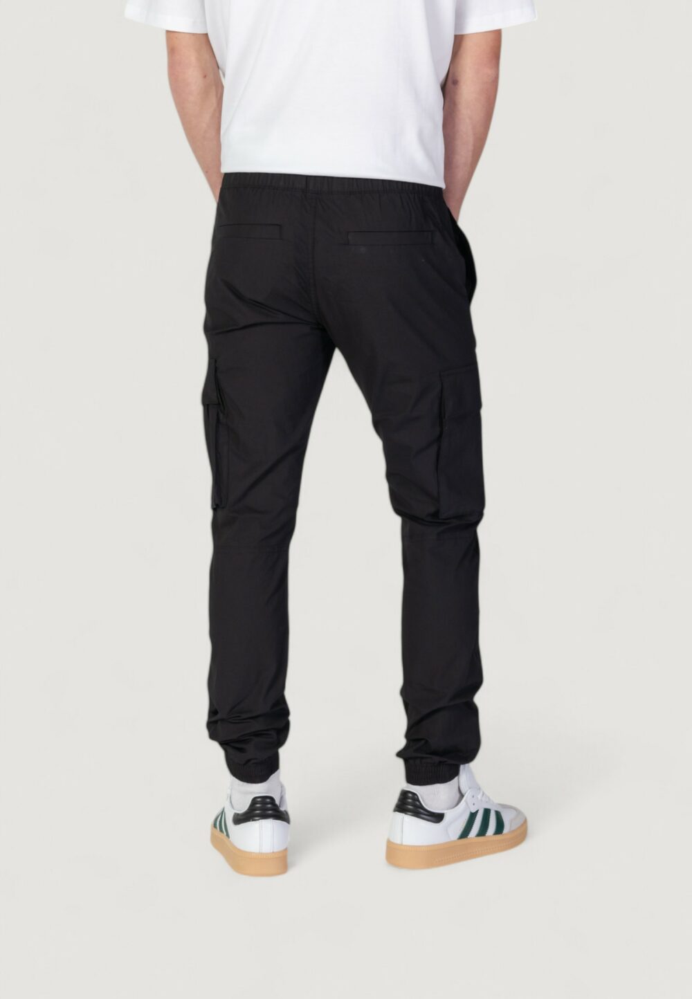 Pantaloni tapered Calvin Klein Jeans CARGO Nero - Foto 2