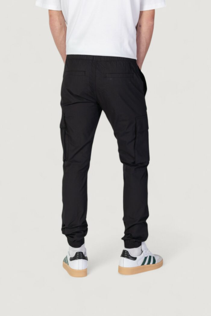 Pantaloni tapered Calvin Klein CARGO Nero