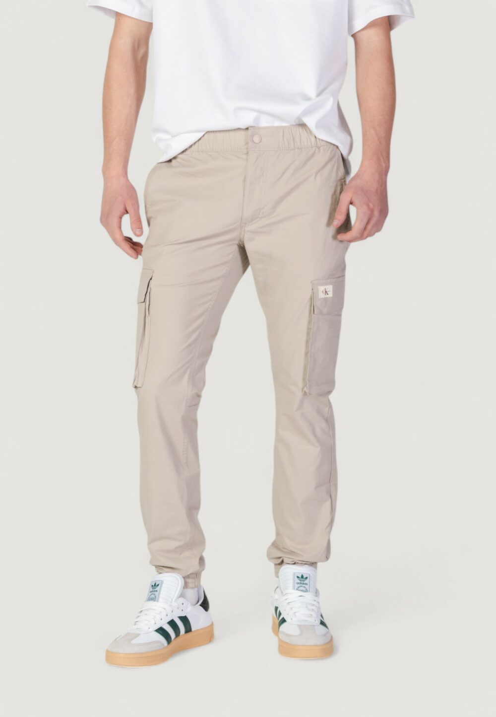 Pantaloni tapered Calvin Klein Jeans CARGO Taupe - Foto 3