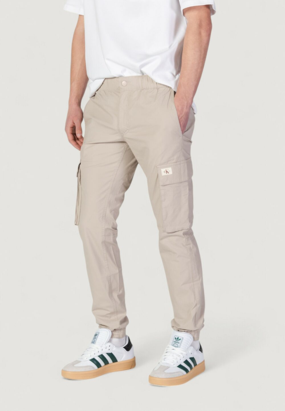 Pantaloni tapered Calvin Klein Jeans CARGO Taupe - Foto 1