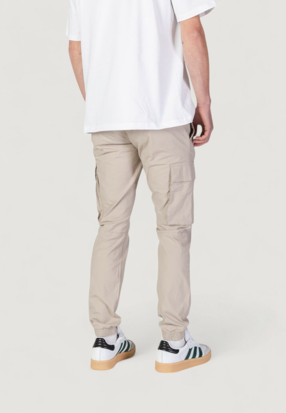 Pantaloni tapered Calvin Klein Jeans CARGO Taupe - Foto 2