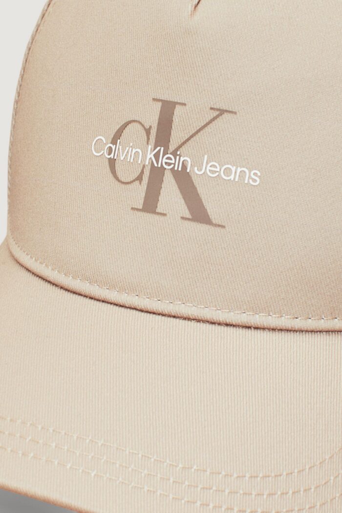 Cappello con visiera Calvin Klein MONOLOGO PRINT CAP WARM Beige chiaro