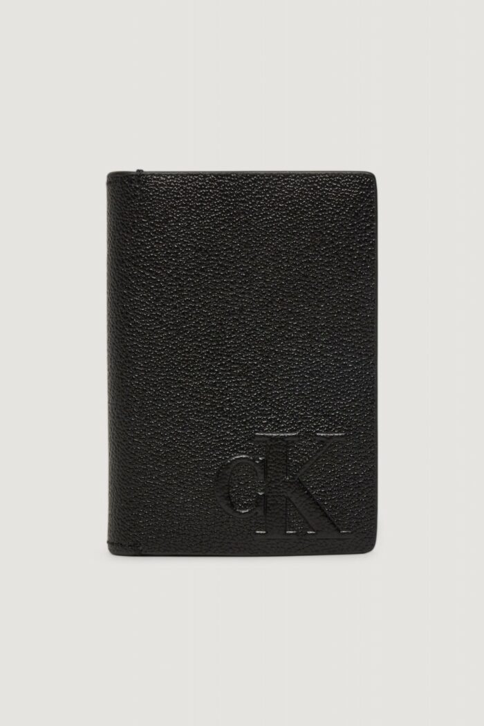 Portafoglio senza portamonete Calvin Klein LOGO EMBOSS COMPACT BIFOLD Nero