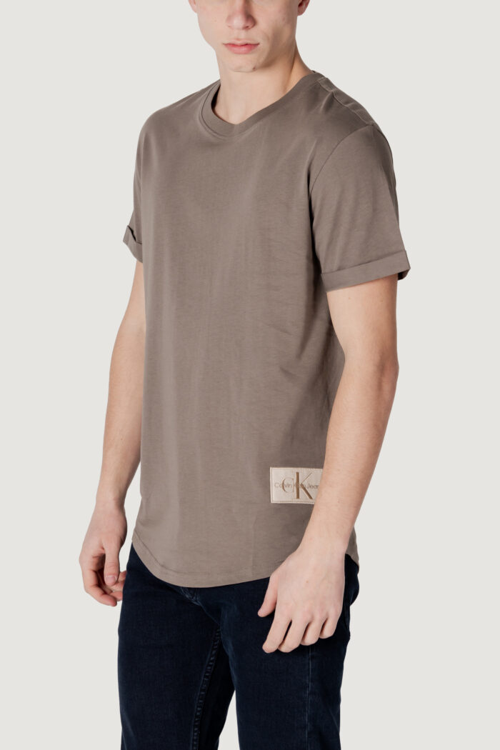 T-shirt Calvin Klein BADGE TURN UP SLEEVE Beige scuro – J30J323482