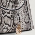 Borsa Guess ANADELA 3 COMP SATCHEL Black-White - Foto 5