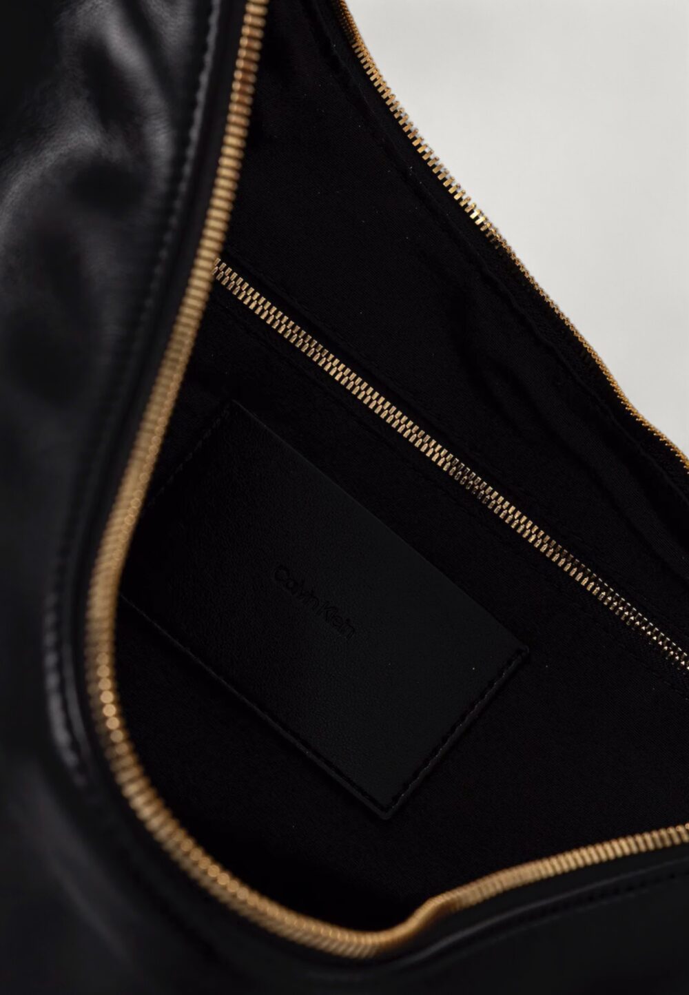 Borsa Calvin Klein PINCHED SOFT CRESCENT LG Nero - Foto 5