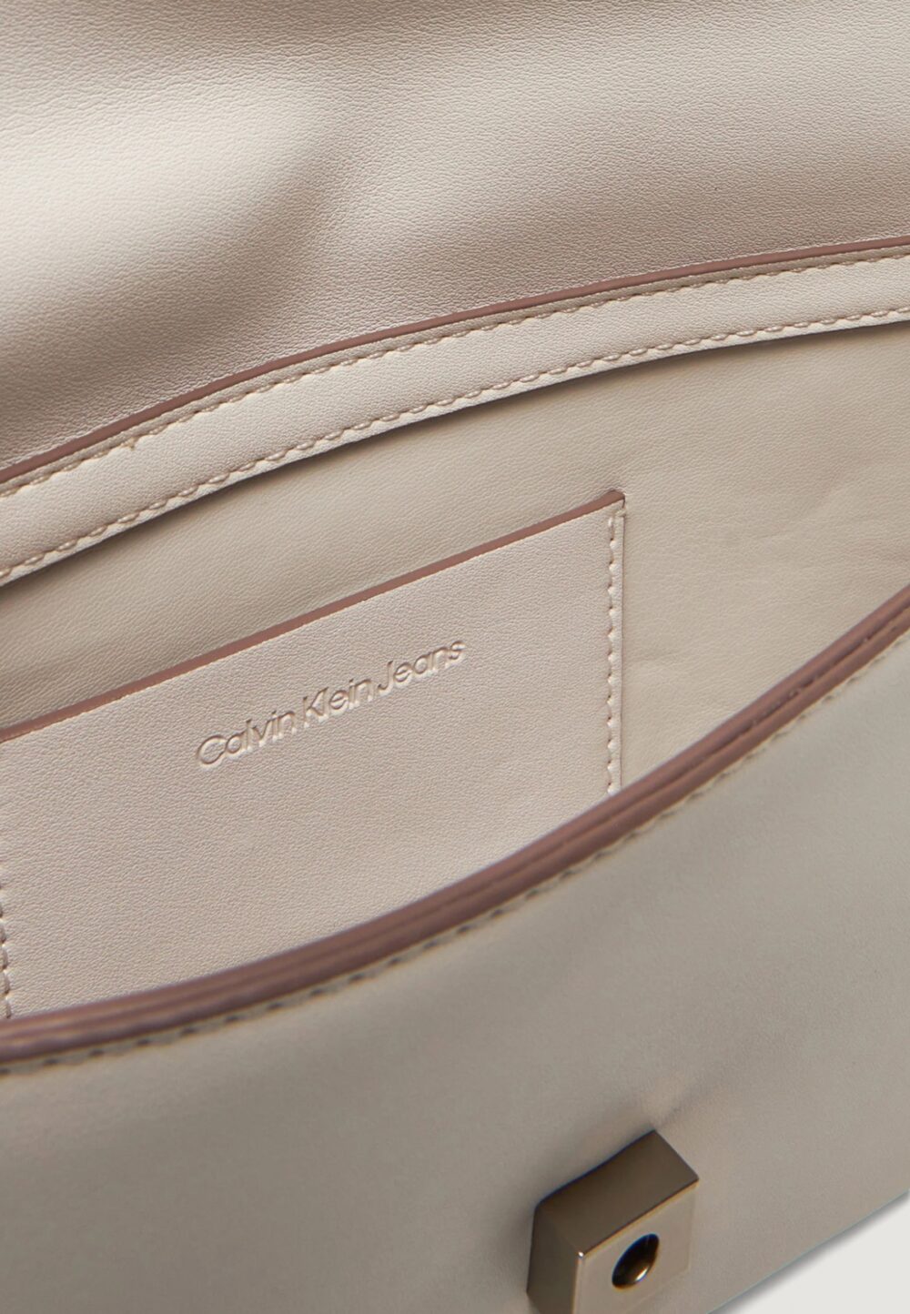 Borsa Calvin Klein SCULPTED FLAP SHOULDER POUCH Latte - Foto 4