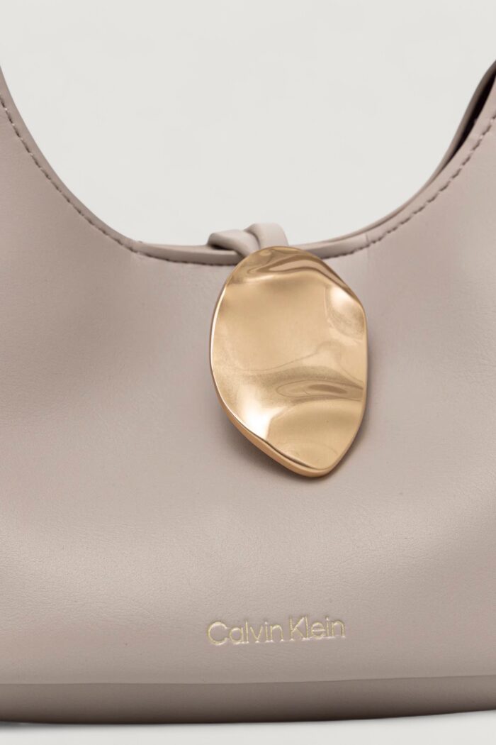 Borsa Calvin Klein STONE LOCK SLOUCHY CROSSBODY BAG Beige chiaro – LV04K3177G