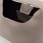 Borsa Calvin Klein STONE LOCK SLOUCHY CROSSBODY BAG Beige chiaro - Foto 4