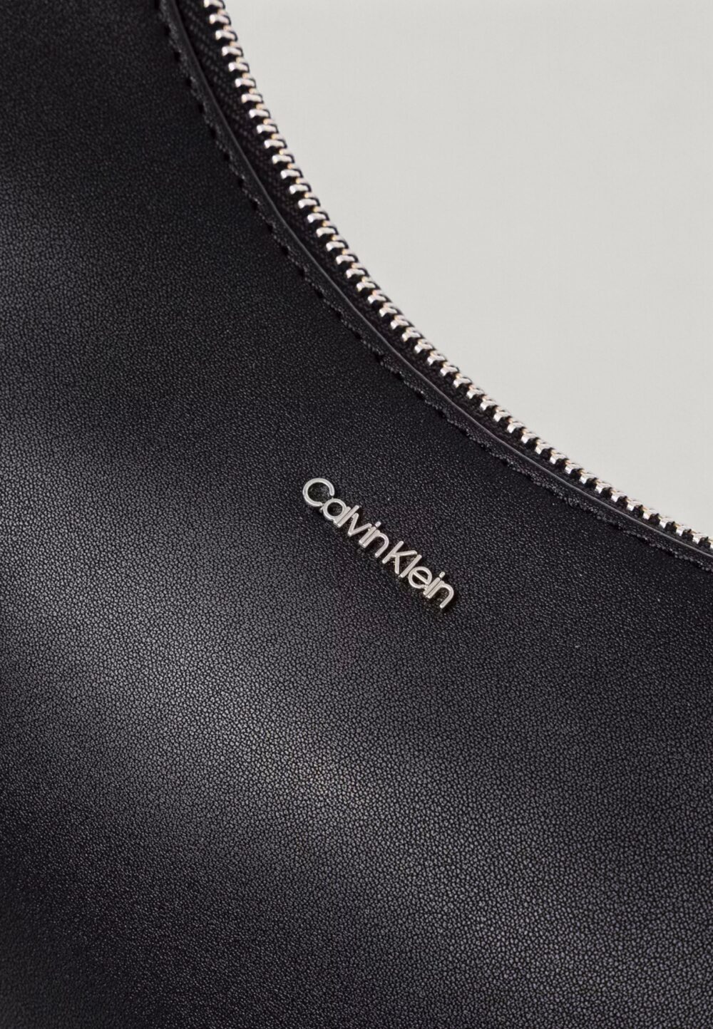 Borsa Calvin Klein CK MUST SMALL SHOULDER BAG Nero - Foto 4