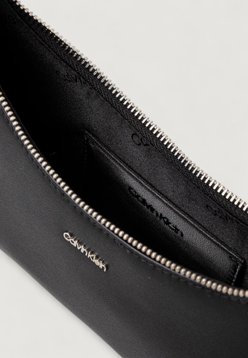 Borsa Calvin Klein CK MUST SMALL SHOULDER BAG Nero - Foto 5