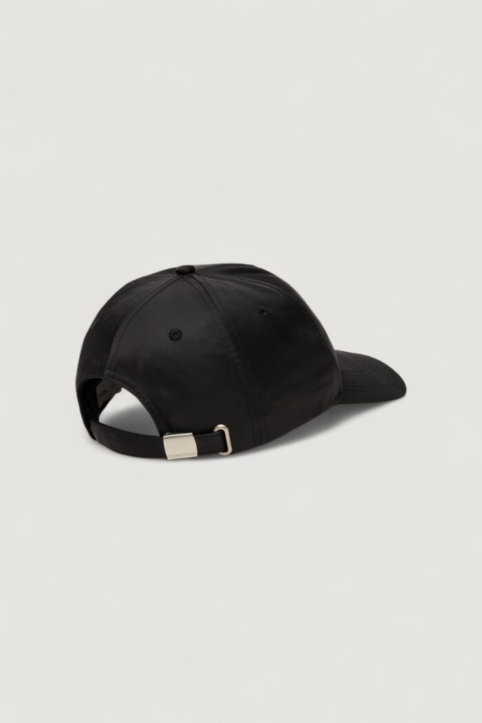 Cappello con visiera Calvin Klein CLASSIC LOGO SATIN BASEBALL CAP Nero – LV04D5022G