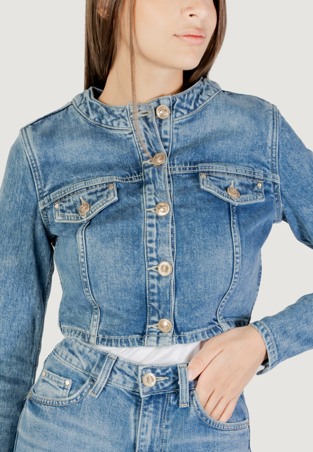 Giacchetto Guess GEMMA CROP JACKET Denim - Foto 2