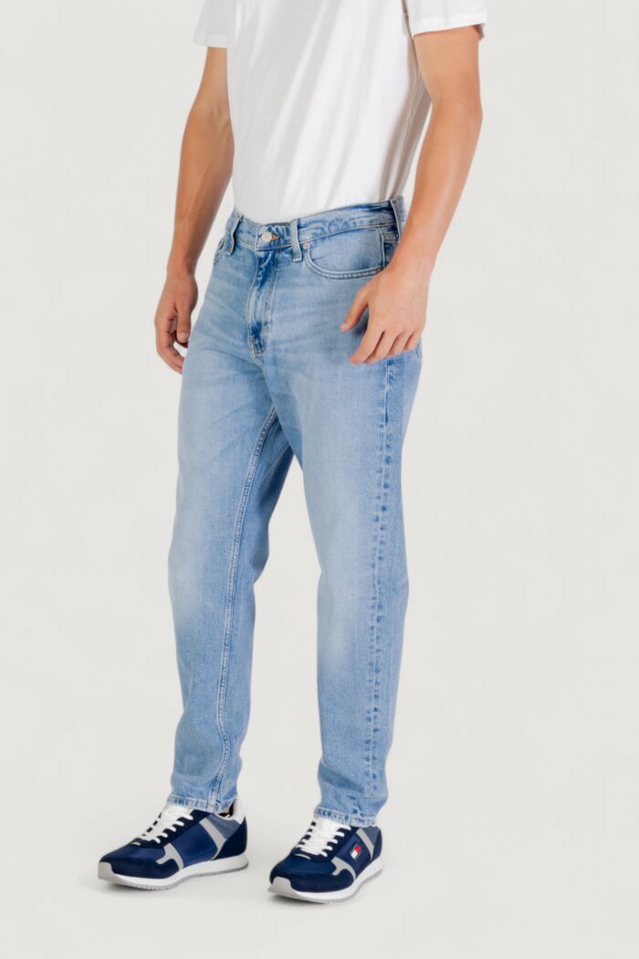 Jeans Tapered Tommy Hilfiger ISAAC RLXD TPRD BI01 Denim chiaro – DM0DM20979