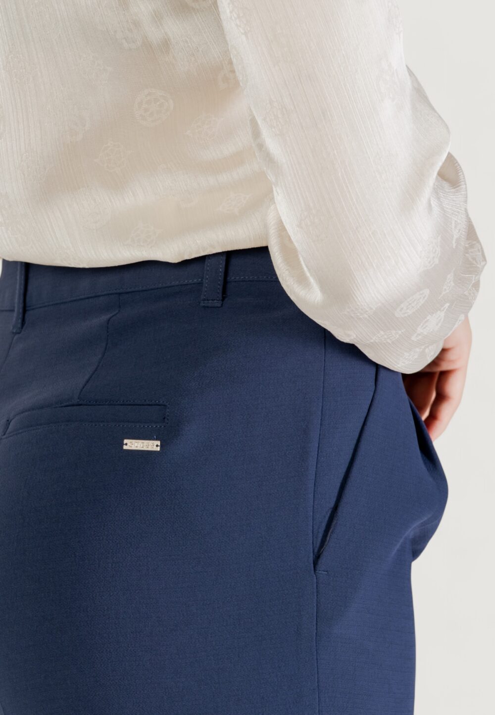 Pantaloni regular Guess THEOLINE PERFECT PANT Blue scuro - Foto 5