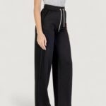 Pantaloni sportivi Guess Active 3D PEONY WIDE LENG PANTS Nero - Foto 4