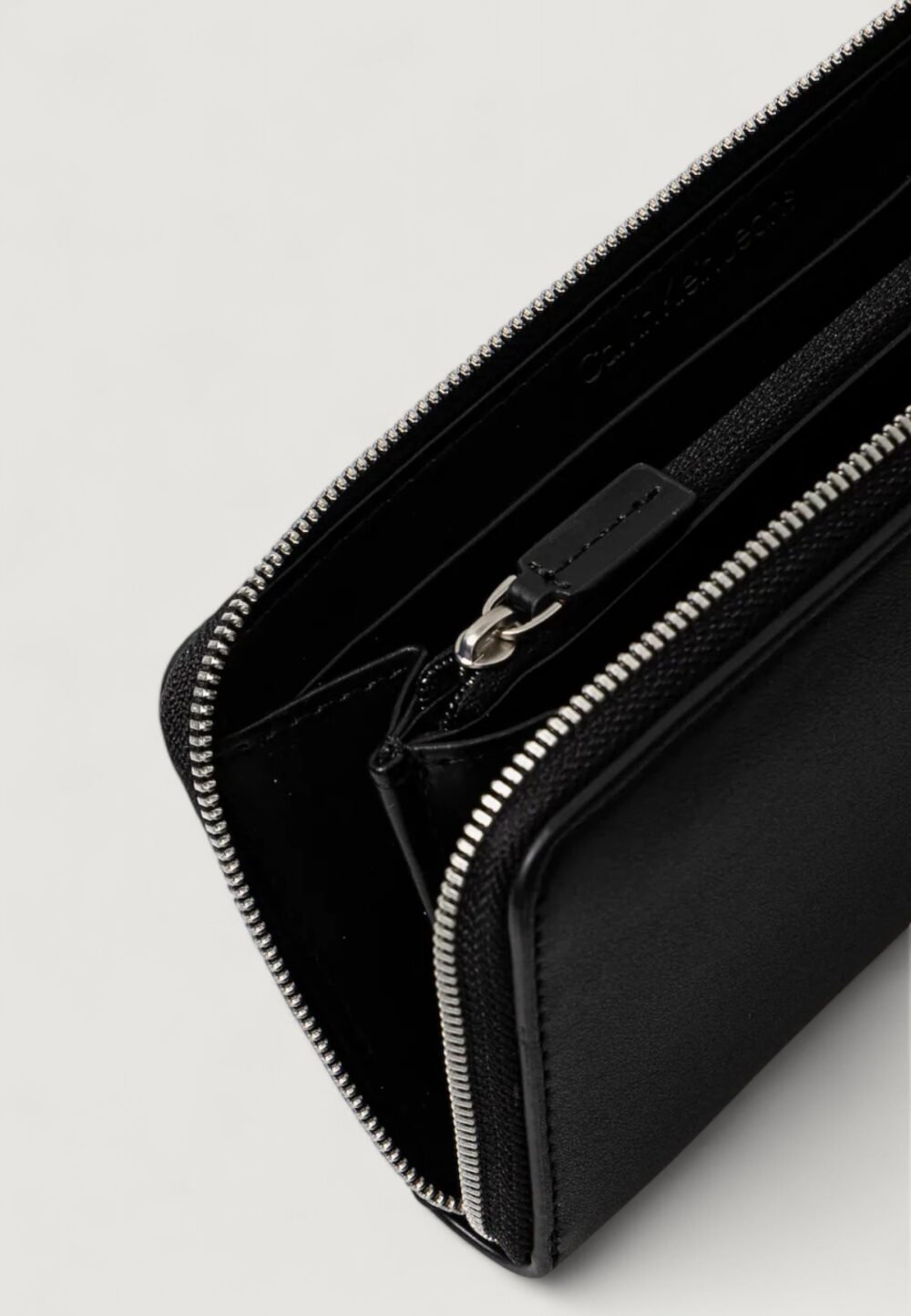 Portafoglio grande Calvin Klein SCULPTED ZIP AROUND Nero - Foto 3