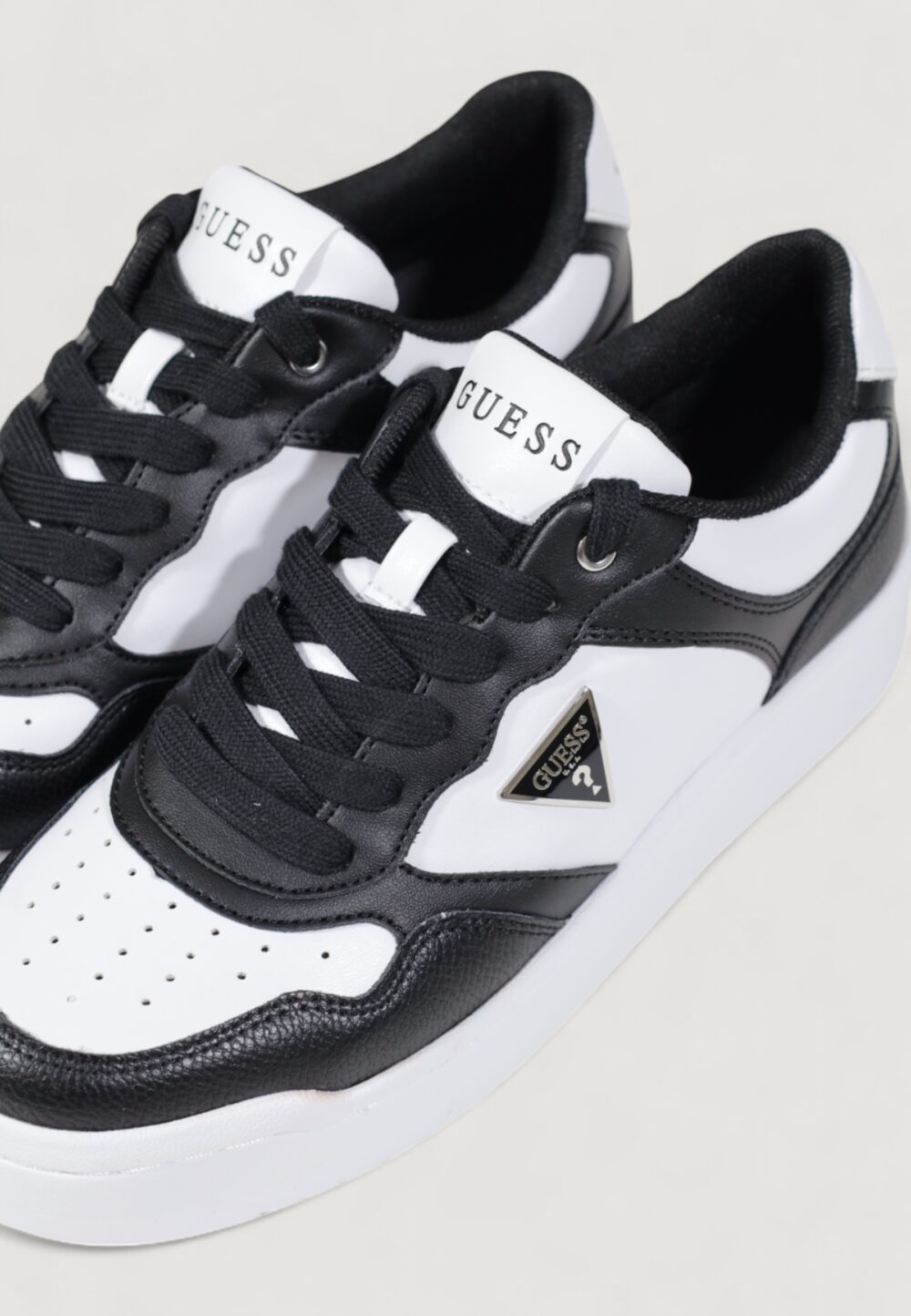 Sneakers Guess MIRAM4 Bianco - Nero - Foto 2