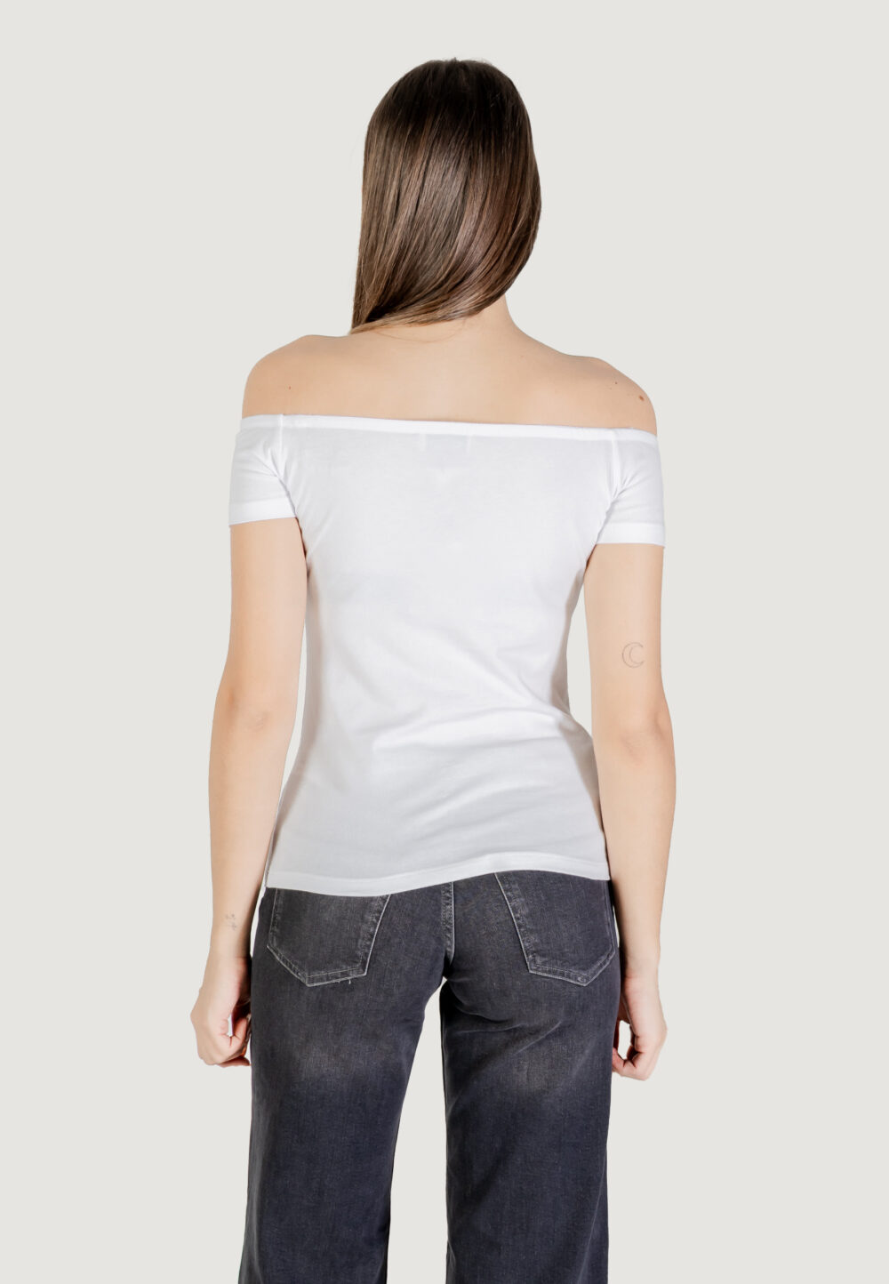 T-shirt Calvin Klein Jeans MONOGRAM OFF SHOULDE Bianco - Foto 4