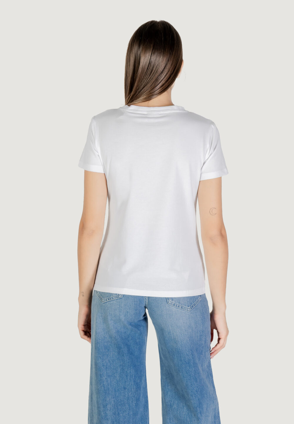 T-shirt Guess Active NINA SS CN T-SHIRT Bianco - Foto 5