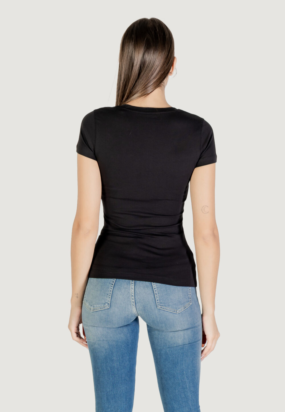 T-shirt Guess CN SS EMBRO SCRIPT LOGO TEE Nero - Foto 5